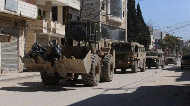 Les forces israéliennes, accompagnées de véhicules blindés et de bulldozers, font un raid en Palestine.