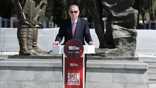 Le Président turc, Recep Tayyip Erdogan, s'exprime lors de l'événement marquant le 109e anniversaire de la victoire navale de Canakkale au Mémorial des martyrs de Canakkale en Turkiye, le 18 mars 2024.