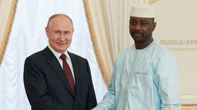 Le président russe Vladimir Poutine rencontre le chef de la junte malienne, Assimi Goita, à Strel'na, près de Saint-Pétersbourg, le 29 juillet 2023.