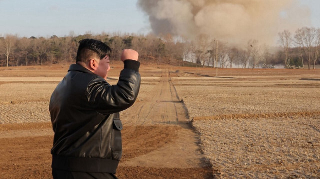 La Corée du Nord Kim Jong Un observant l'ultra-grand exercice de tir de la salve de la roquette de l'Unité d'artillerie de la région occidentale, dans l'ouest du pays, le 19 mars 2024.