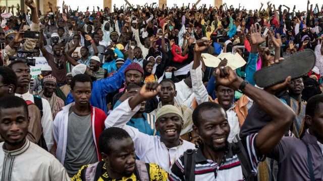 Les manifestants se rassemblent devant l'Assemblée nationale à Banjul le 18 mars 2024, lors du débat entre les députés sur un projet de loi très controversé visant à lever l'interdiction des MGF.