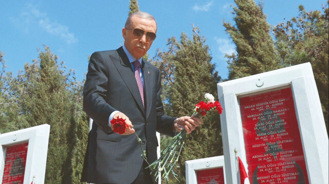 Cumhurbaşkanı Erdoğan, tören programı kapsamında Çanakkale Savaşları kahramanlarının rölyefinin yer aldığı Atatürk Anıtı'na çelenk bıraktı. 