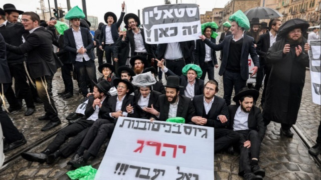 Des manifestants juifs ultra-orthodoxes se rassemblent pour protester contre leur enrôlement dans les forces armées israéliennes, à Jérusalem, le 18 mars 2024.