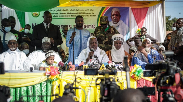 L'imam malien influent, Mahmoud Dicko, qui a été le fer de lance des manifestations antigouvernementales de masse l'année dernière, a averti le 28 novembre 2021 que "les choses ne vont pas bien" dans l'État du Sahel, adressant une rare réprimande à l'homme fort, le colonel Assimi Goita.