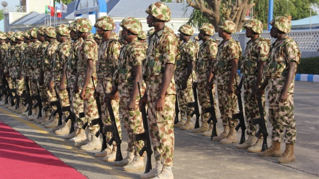 Les troupes de l'opération Hadin Kai Maimalari sur la base aérienne de Maiduguri, au Nigéria, le 11 décembre 2023.