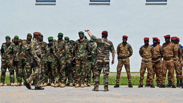 Des soldats du Burkina Faso (à droite) et du Niger (à gauche) participent à l'entraînement militaire annuel Flintlock organisé par l'Académie internationale de lutte contre le terrorisme dirigée par les Etats-Unis, à Jacqueville, le 14 mars 2023.