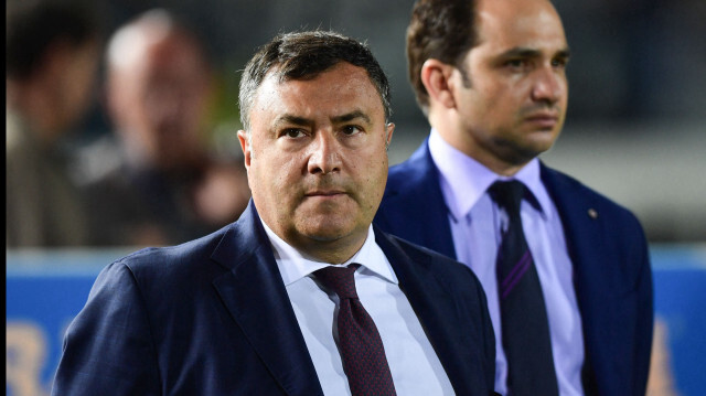 Le manager de la Fiorentina Giuseppe "Joe" Barone regarde le match de football de Serie A italienne entre Brescia et la Fiorentina au stade Mario-Rigamonti de Brescia, le 21 octobre 2019. 