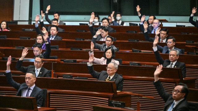 Le Parlement de Hong Kong a adopté à l'unanimité une nouvelle loi sur la sécurité nationale le 19 mars 2024, introduisant des peines telles que l'emprisonnement à perpétuité pour les crimes liés à la trahison et à l'insurrection, et jusqu'à 20 ans de prison pour le vol de secrets d'État.