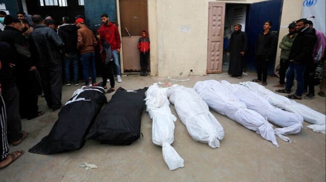 Les corps des Palestiniens qui ont perdu la vie sont emmenés à la morgue de l'hôpital des martyrs d'Aqsa dans la Bande de Gaza.