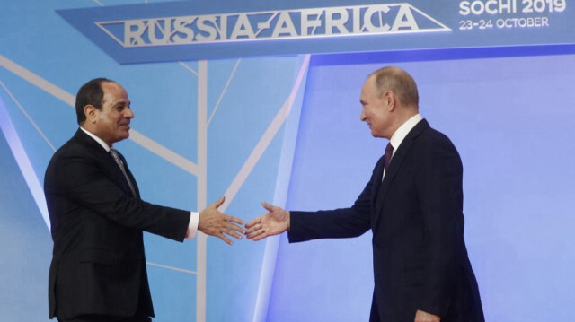 Le président russe Vladimir Poutine serre la main du président égyptien Abdel Fattah Al-Sisi lors de la cérémonie officielle d'accueil des chefs d'État et de gouvernement des États participant au sommet Russie-Afrique 2019 à Sotchi, le 23 octobre 2019.