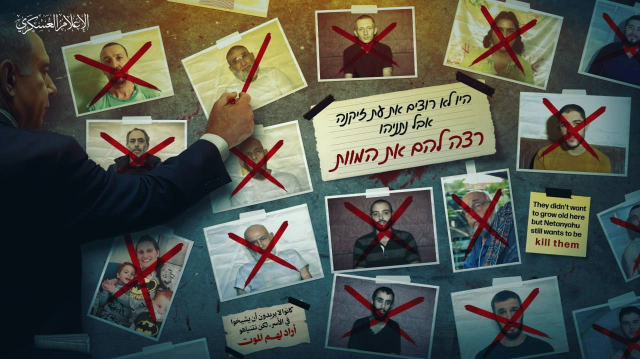 Image tiré d'un clip des Brigades Al Qassam montrant les visages des prisonniers israéliens tués lors de frappes israélienne, avec la mention "Ils ne voulaient pas rester prisonniers ici, mais Netanyahu a voulu leur mort".