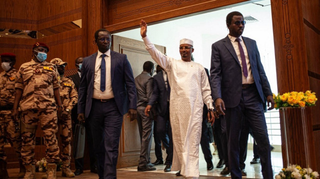 Le président de la transition au Tchad, le général Mahamat Idriss Déby, salue ses partisans alors qu'il arrive au Ministère des Affaires Étrangères tchadien avant le début d'une réunion d'inauguration d'une coalition de partis pour sa candidature à l'élection présidentielle du 6 mai à N'Djamena, le 2 mars 2024.