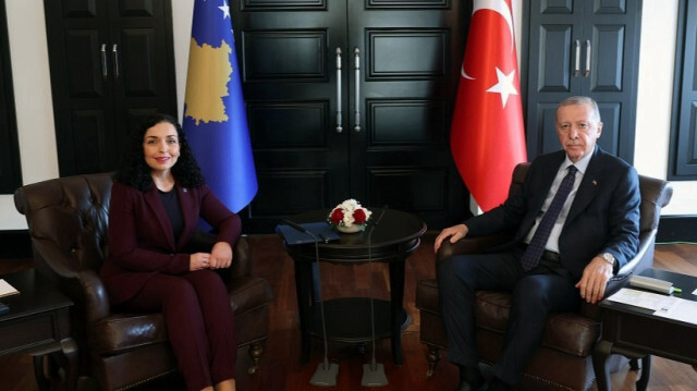 Türkiye's President Recep Tayyip Erdogan (R) and his Kosovan counterpart Vjosa Osmani-Sadriu (L)