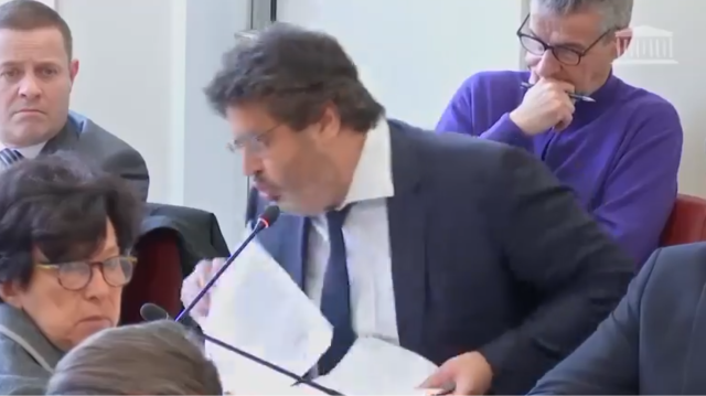 Le député franco-israélien Meyer Habib quittant la salle d'une commission parlementaire après une altercation.