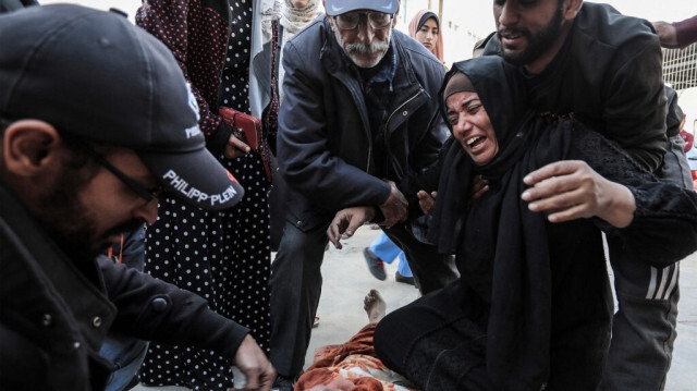 Une femme pleure sur le corps d'un proche tué lors des bombardements israéliens nocturnes, à l'hôpital Al-Aqsa à Deir El-Balah, dans le centre de Gaza, le 2 mars 2024.