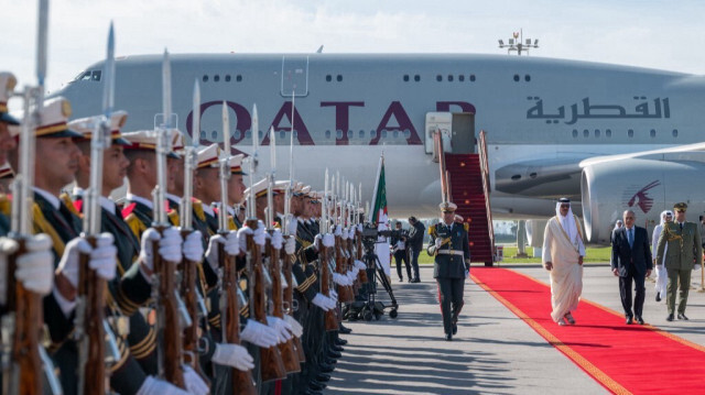 Cheikh Tamim bin Hamad al-Thani (3e à droite) accueilli par le Premier Ministre algérien Nadir Larbaoui (2e à droite) à son arrivée pour le sommet du Forum des Pays Exportateurs de Gaz (GECF) à Alger.
