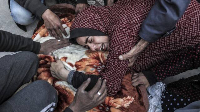 Une femme pleure sur le corps d'un être cher tué lors des bombardements israéliens de la nuit, à l'hôpital Al-Aqsa de Deir El-Balah, dans le centre de Gaza, le 2 mars 2024.