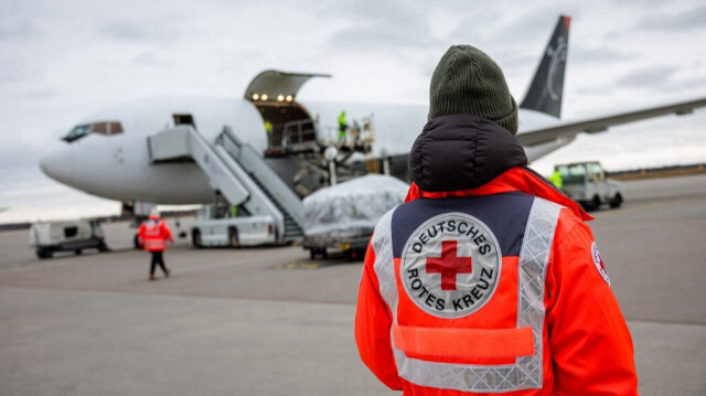 Des fournitures d'aide humanitaire de la Croix-Rouge allemande (DRK) destinées à la population civile de Gaza, à l'aéroport de Leipzig/Halle, dans l'est de l'Allemagne, le 7 janvier 2024. 