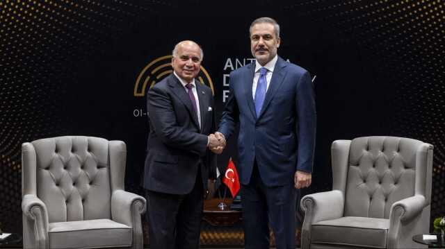 Le ministre irakien des Affaires étrangères, Fuad Hussein, et son homologue turc, Hakan Fidan, au Forum de la Diplomatie d'Antalya, le 1er mars 2024.