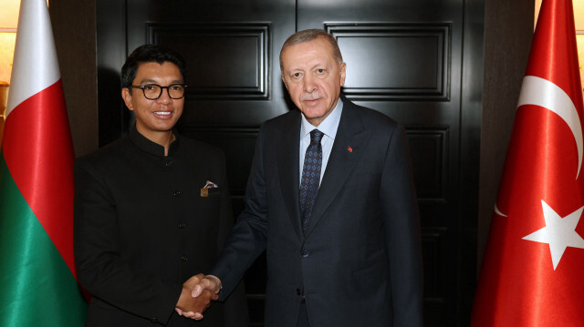 Le président turc Recep Tayyip Erdoğan (à droite) rencontre le président de Madagascar Andry Rajoelina (à gauche) dans le cadre du Forum de la Diplomatie d'Antalya (ADF) à Antalya, Türkiye, le 2 mars 2024.