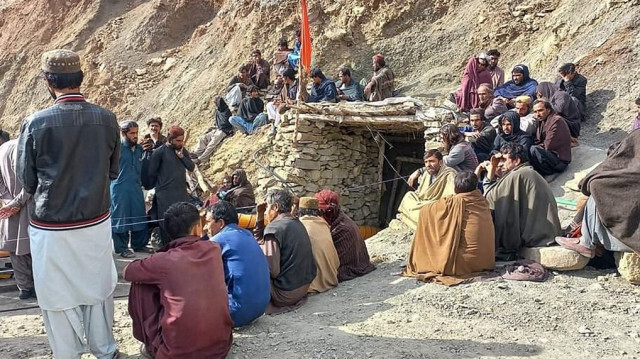 Les corps de deux mineurs ont été retirés d'une fosse à charbon effondrée dans le sud du Pakistan, le 20 mars 2024.