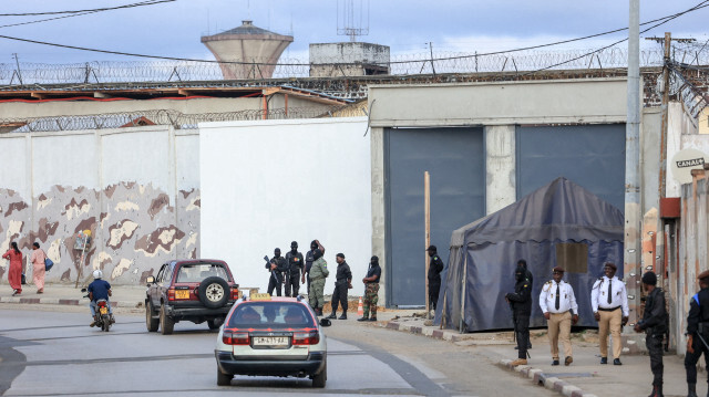 Vue générale d'hommes en uniforme devant la prison centrale de Libreville, le 11 septembre 2023.