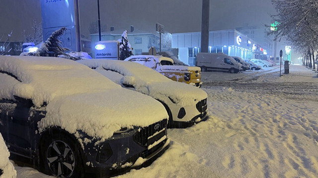 Van'da kar ve sağanak etkili oldu: 11 ilçede okullar tatil edildi
