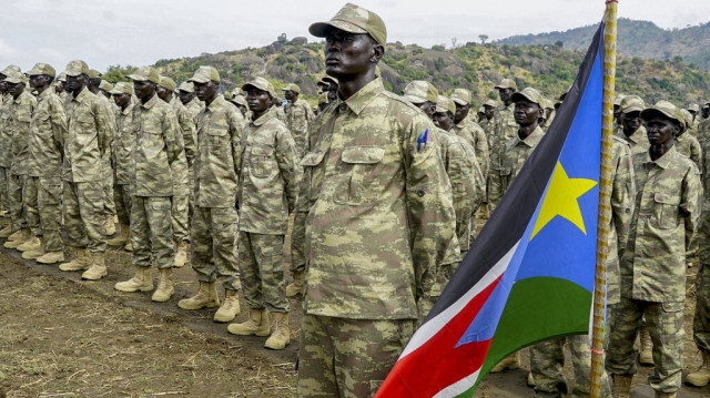 Des soldats appartenant aux forces unifiées du Sud-Soudan se tiennent en formation lors d'une cérémonie de déploiement au centre d'entraînement militaire de Luri, à Juba, le 15 novembre 2023.