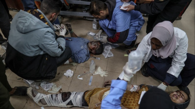 Les blessés Palestiniens, dont des enfants, sont amenés à l'hôpital des Martyrs d'Al-Aqsa pour un traitement médical, suite aux attaques israéliennes dans le camp de réfugiés de Nuseirat dans la Bande de Gaza, le 19 mars 2024.