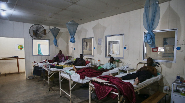 Des patients se rétablissent dans le service pour hommes de l'hôpital Karanda Mission à Mount Darwin, le 2 mars 2024. 