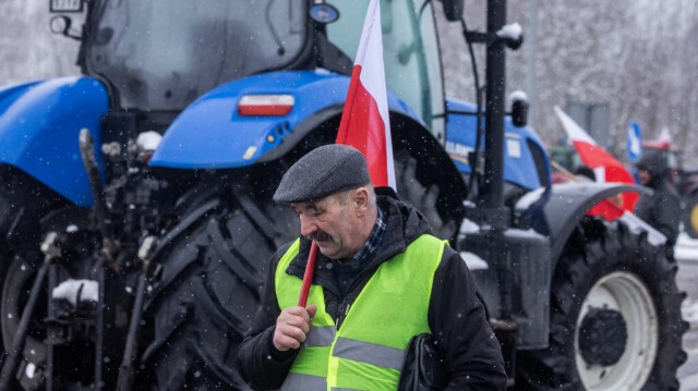 Un polonais lors d'une manifestation d'agriculteurs à travers le pays contre la politique de l'UE et les produits agricoles ukrainiens autorisés à bas prix sur le marché de l'UE, au poste-frontière polono-ukrainien de Dorohusk, dans l'est de la Pologne, le 9 février 2024.