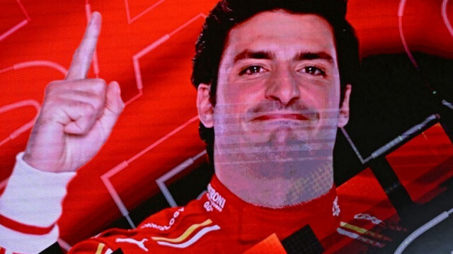 Le pilote espagnol de Ferrari, Carlos Sainz Jr, sur le podium du Grand Prix de Formule 1 de Bahreïn, à Sakhir le 2 mars 2024.