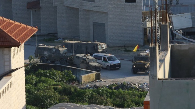 Des véhicules militaires israéliens lors d'un raid israélien à Tulkarem en Palestine.