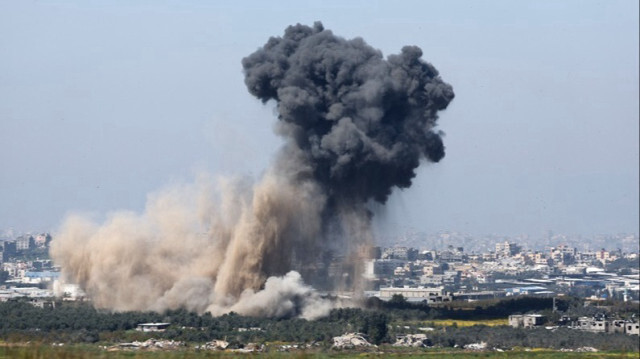 Des volutes de fumée s'élèvent lors d'un bombardement israélien dans la Bande de Gaza.