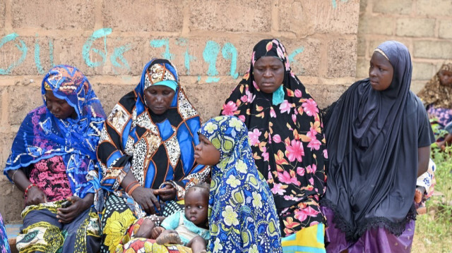 Cette photo montre des familles déplacées, qui ont fui les attaques des terroristes dans le nord et l'est du Burkina Faso, à Gampela près de Ouagadougou, le 6 octobre 2022.