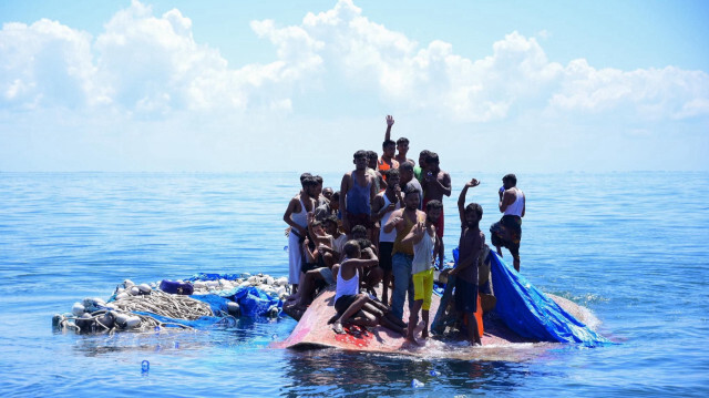 69 réfugiés Rohingya secourus en mer en Indonésie.