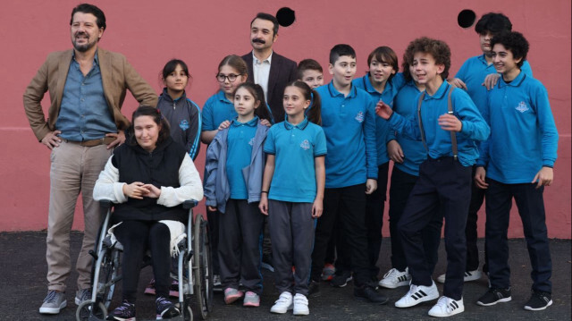Filmde İlker Aksum, Alihan Türkdemir ve Eser Eyüboğlu başrolleri paylaşıyor.