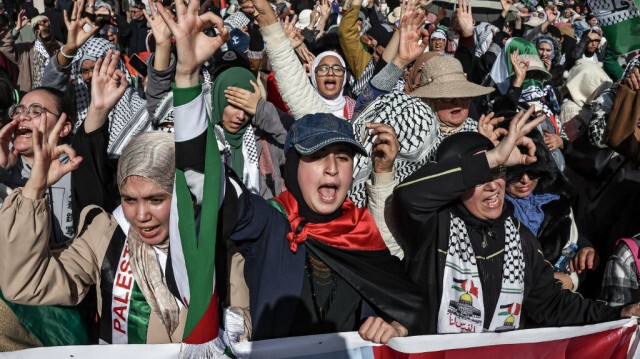 Des manifestants font un geste lors d'une manifestation à Rabat le 11 février 2024 en solidarité avec les Palestiniens au milieu des bombardements israéliens sur la bande de Gaza.