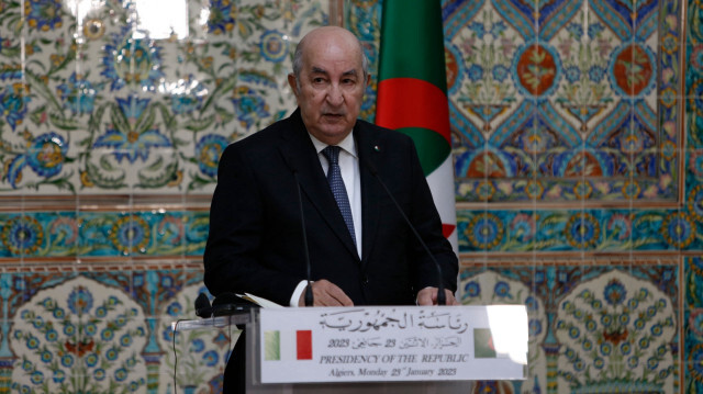 Le président algérien Abdelmadjid Tebboune tient une conférence de presse conjointe après la signature d'accords entre les deux pays au palais d'El Mouradia, à Alger, en Algérie, le 23 janvier 2023.