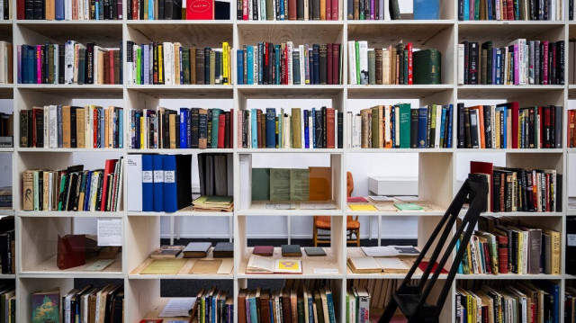 Livres et fichiers sont exposés au Musée d'Art de Norrköping, Suède, le 12 mars 2024.