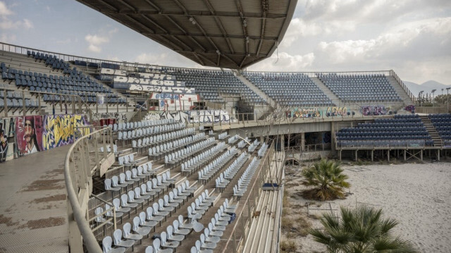 Stade olympique de beach-volley abandonné dans la zone côtière de Faliro à Athènes, le 19 février 2024.