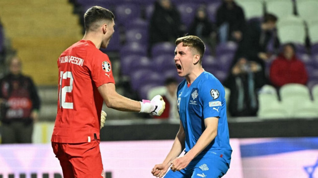 Le gardien de but islandais Hakon Rafn Valdimarsson célèbre avec son coéquipier Jon Dagur Thorsteinsson la victoire de leur équipe contre Israël, au stade Szusza Ferenc de Budapest, Hongrie, le 21 mars 2024.