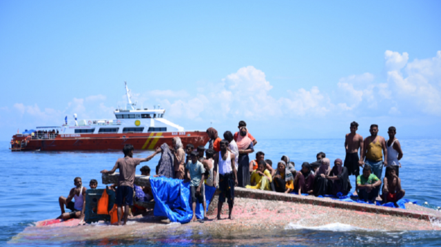 إنقاذ 69 من مسلمي الروهينغا بعد غرق قارب في إندونيسيا