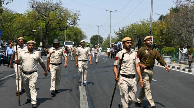 La police arrive pour arrêter les partisans du parti Aam Aadmi (AAP) alors qu'elle proteste contre l'arrestation du chef de l'AAP et du ministre en chef de Delhi, Arvind Kejriwal, à New Delhi le 22 mars 2024.