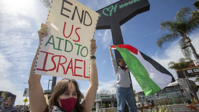 Des manifestants protestent en soutien aux Palestiniens près du Dolby Theatre lors de la 96e cérémonie des Oscars à Hollywood, Californie, le 10 mars 2024.