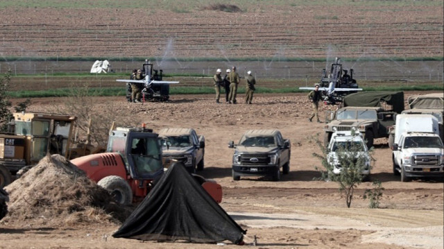 Des soldats israéliens préparent des drones armés stationnés près de l'enclave palestinienne de la bande de Gaza.