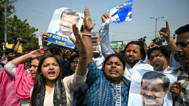 Des partisans du parti Aam Aadmi (AAP) protestent contre l'arrestation d'Arvind Kejriwal, leader de l'AAP et ministre en chef de Delhi, à New Delhi le 22 mars 2024. 