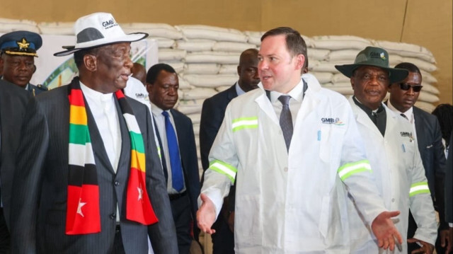 L'Ambassadeur de la Fédération de Russie au Zimbabwe, Nikolai Vladimirovich Krasilnikov, a remis du blé et de l'engrais à GMB Aspindale, à Harare, au Zimbabwe.