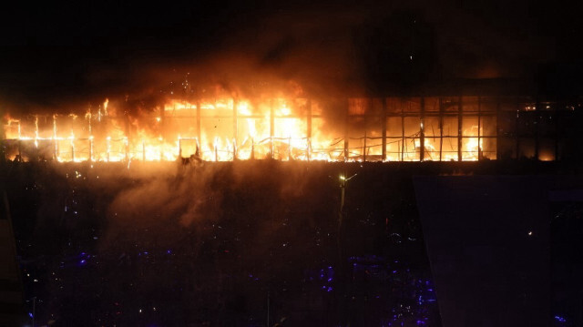 Une vue montre le Crocus City Hall en feu à la suite de l'incident de tir à Krasnogorsk, en dehors de Moscou, le 22 mars 2024. 
