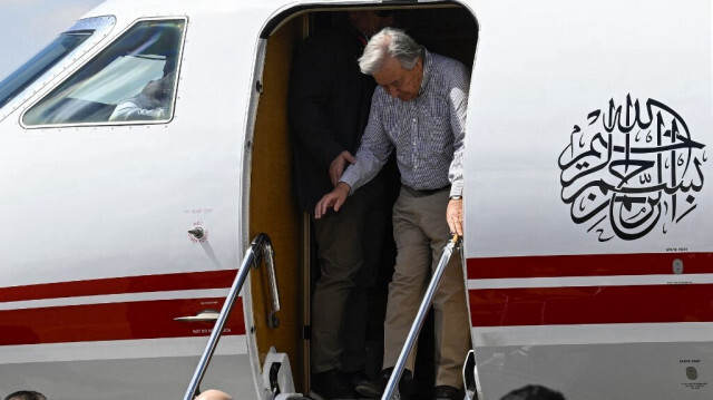 Le Secrétaire général de l'ONU, Antonio Guterres, débarque d'un avion après son atterrissage à l'aéroport d'al-Arish en Égypte, près de la frontière de Rafah avec la bande de Gaza le 23 mars 2024.